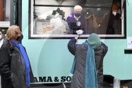PEOPLE - Promis verteilen Essen und Geschenke für Obdachlose und Bedürftige in Berlin
