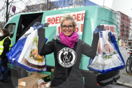 PEOPLE - Promis verteilen Essen und Geschenke für Obdachlose und Bedürftige in Berlin