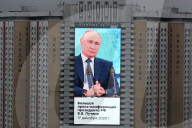 NEWS - Live-Übertragung des russischen Präsidenten Wladimir Putin auf einen riesigen Bildschirm an der Fassade des Salyut-Hotels in Moskau