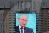 NEWS - Live-Übertragung des russischen Präsidenten Wladimir Putin auf einen riesigen Bildschirm an der Fassade des Salyut-Hotels in Moskau