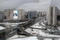 NEWS - Live-Übertragung des russischen Präsidenten Wladimir Putin auf einen riesigen Bildschirm an der Fassade des Salyut-Hotels in Moskau