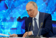 NEWS - Live-Übertragung des russischen Präsidenten Wladimir Putin auf einen riesigen Bildschirm an der Fassade des Salyut-Hotels in Moskau
