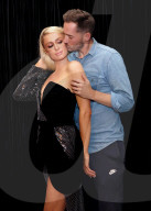 PEOPLE - Weihnächtliches Fotoshooting mit Paris Hilton und Carter Reum
