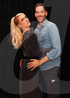 PEOPLE - Weihnächtliches Fotoshooting mit Paris Hilton und Carter Reum
