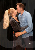 PEOPLE - Weihnächtliches Fotoshooting mit Paris Hilton und Carter Reum