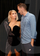 PEOPLE - Weihnächtliches Fotoshooting mit Paris Hilton und Carter Reum