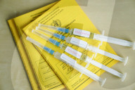 NEWS - Coronavirus:  Symbolfoto Impfspritze Biontech und Impfpass