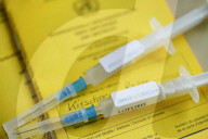 NEWS - Coronavirus:  Symbolfoto Impfspritze Biontech und Impfpass