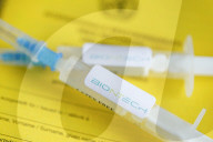 NEWS - Coronavirus:  Symbolfoto Impfspritze Biontech und Impfpass