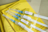 NEWS - Coronavirus:  Symbolfoto Impfspritze Biontech und Impfpass