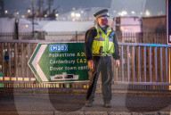NEWS - Coronavirus: Grenzen dicht - LKW-Fahrer richten sich für die Nacht ein im Hafen von Dover
