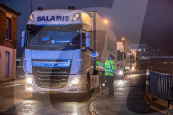 NEWS - Coronavirus: Grenzen dicht - LKW-Fahrer richten sich für die Nacht ein im Hafen von Dover