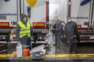 NEWS - Coronavirus: Grenzen dicht - LKW-Fahrer richten sich für die Nacht ein im Hafen von Dover