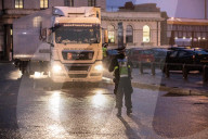 NEWS - Coronavirus: Grenzen dicht - LKW-Fahrer richten sich für die Nacht ein im Hafen von Dover