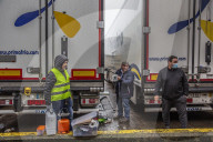 NEWS - Coronavirus: Grenzen dicht - LKW-Fahrer richten sich für die Nacht ein im Hafen von Dover