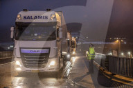 NEWS - Coronavirus: Grenzen dicht - LKW-Fahrer richten sich für die Nacht ein im Hafen von Dover
