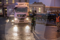 NEWS - Coronavirus: Grenzen dicht - LKW-Fahrer richten sich für die Nacht ein im Hafen von Dover