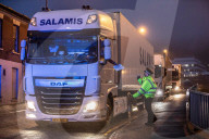 NEWS - Coronavirus: Grenzen dicht - LKW-Fahrer richten sich für die Nacht ein im Hafen von Dover