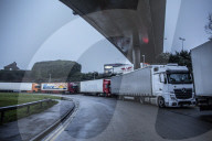 NEWS - Coronavirus: Grenzen dicht - LKW-Fahrer richten sich für die Nacht ein im Hafen von Dover