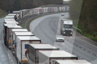 NEWS - Coronavirus: Hunderte von LKWs bleiben auf der M20 in Kent stecken
