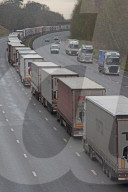NEWS - Coronavirus: Hunderte von LKWs bleiben auf der M20 in Kent stecken