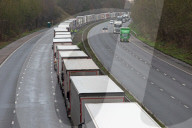 NEWS - Coronavirus: Hunderte von LKWs bleiben auf der M20 in Kent stecken
