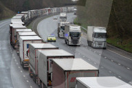 NEWS - Coronavirus: Hunderte von LKWs bleiben auf der M20 in Kent stecken