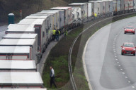 NEWS - Coronavirus: Hunderte von LKWs bleiben auf der M20 in Kent stecken