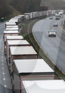 NEWS - Coronavirus: Hunderte von LKWs bleiben auf der M20 in Kent stecken
