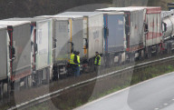 NEWS - Coronavirus: Hunderte von LKWs bleiben auf der M20 in Kent stecken
