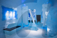 FEATURE - Kann virtzuell besucht werden: Das Icehotel im Norden Schwedens hat jedes Zimmer mit Eisskulpturen thematisiert