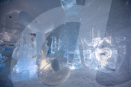 FEATURE - Kann virtzuell besucht werden: Das Icehotel im Norden Schwedens hat jedes Zimmer mit Eisskulpturen thematisiert