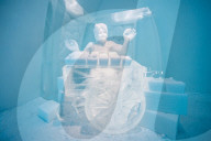 FEATURE - Kann virtzuell besucht werden: Das Icehotel im Norden Schwedens hat jedes Zimmer mit Eisskulpturen thematisiert