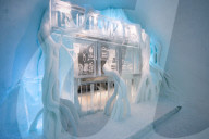 FEATURE - Kann virtzuell besucht werden: Das Icehotel im Norden Schwedens hat jedes Zimmer mit Eisskulpturen thematisiert