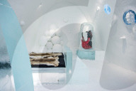 FEATURE - Kann virtzuell besucht werden: Das Icehotel im Norden Schwedens hat jedes Zimmer mit Eisskulpturen thematisiert