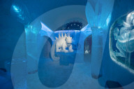 FEATURE - Kann virtzuell besucht werden: Das Icehotel im Norden Schwedens hat jedes Zimmer mit Eisskulpturen thematisiert
