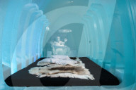 FEATURE - Kann virtzuell besucht werden: Das Icehotel im Norden Schwedens hat jedes Zimmer mit Eisskulpturen thematisiert