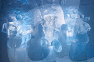 FEATURE - Kann virtzuell besucht werden: Das Icehotel im Norden Schwedens hat jedes Zimmer mit Eisskulpturen thematisiert