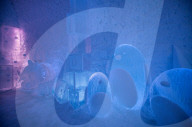 FEATURE - Kann virtzuell besucht werden: Das Icehotel im Norden Schwedens hat jedes Zimmer mit Eisskulpturen thematisiert