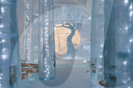 FEATURE - Kann virtzuell besucht werden: Das Icehotel im Norden Schwedens hat jedes Zimmer mit Eisskulpturen thematisiert