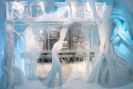 FEATURE - Kann virtzuell besucht werden: Das Icehotel im Norden Schwedens hat jedes Zimmer mit Eisskulpturen thematisiert