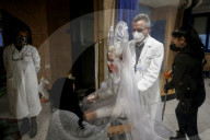 NEWS - Coronavirus:  Im Krankenhaus San Raffaele in Rom können sich Angehörige mit einem speziellen Schutzanzug umarmen