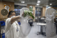 NEWS - Coronavirus:  Im Krankenhaus San Raffaele in Rom können sich Angehörige mit einem speziellen Schutzanzug umarmen