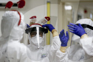 NEWS - Coronavirus: Medizinisches Personal mit weihnachtlichen Accessoires auf einer Intensivstation in Rom