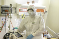 NEWS - Coronavirus: Medizinisches Personal mit weihnachtlichen Accessoires auf einer Intensivstation in Rom
