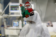 NEWS - Coronavirus: Medizinisches Personal mit weihnachtlichen Accessoires auf einer Intensivstation in Rom