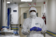 NEWS - Coronavirus: Medizinisches Personal mit weihnachtlichen Accessoires auf einer Intensivstation in Rom
