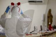 NEWS - Coronavirus: Medizinisches Personal mit weihnachtlichen Accessoires auf einer Intensivstation in Rom