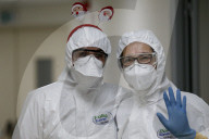NEWS - Coronavirus: Medizinisches Personal mit weihnachtlichen Accessoires auf einer Intensivstation in Rom