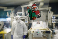NEWS - Coronavirus: Medizinisches Personal mit weihnachtlichen Accessoires auf einer Intensivstation in Rom